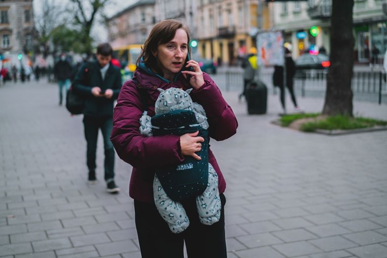 Par s tek rođenim blizancima zapeo u Kijevu: "Čekali smo ih 13 godina, ovo je užas"