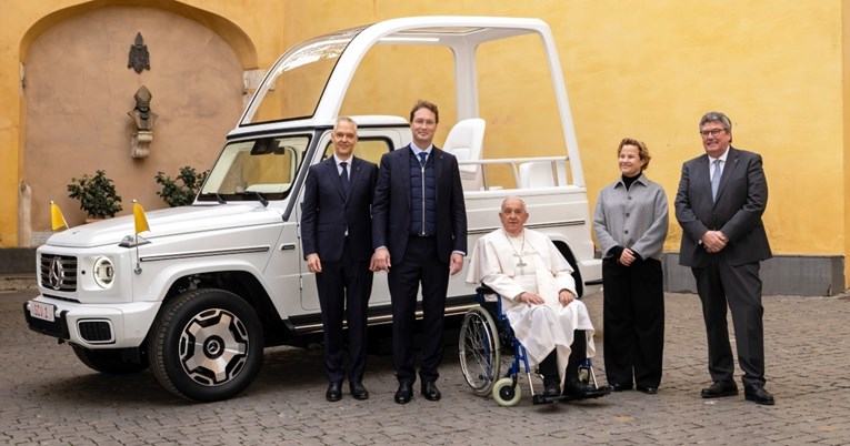 FOTO Papa dobio novi Mercedes