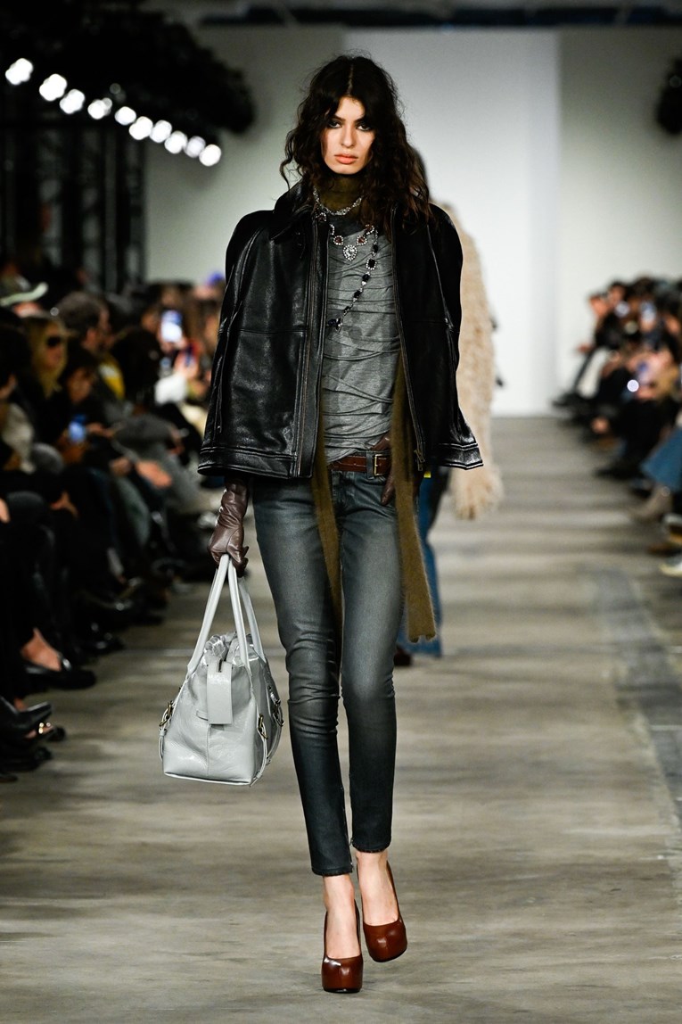 Gen Z na aparatima: Uske traperice i peplum ponovno su u trendu