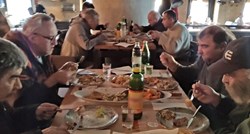 Zagrebački restoran na Trgu počastio beskućnike besplatnim novogodišnjim ručkom