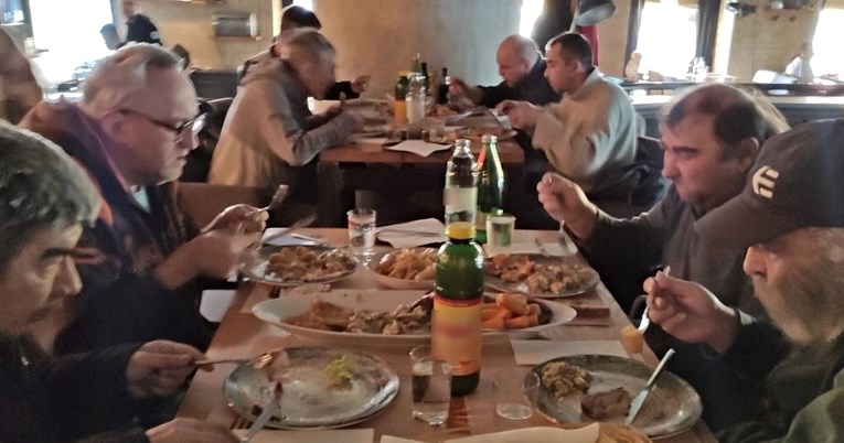 Zagrebački restoran na Trgu počastio beskućnike besplatnim novogodišnjim ručkom