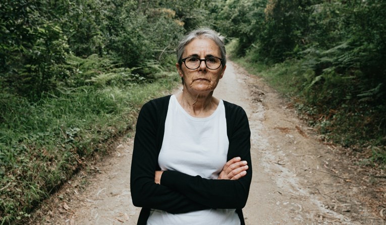 10 osobina ljubomorne svekrve koja jednostavno ne može pustiti sina