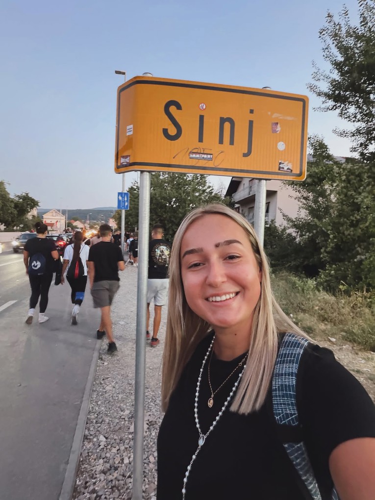 Thompsonova nećakinja hodočastila u Sinj, oko vrata nosila krunicu