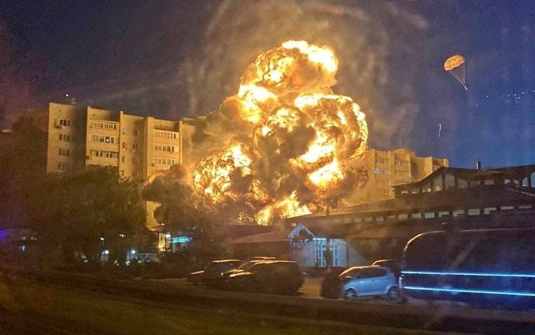 VIDEO U padu vojnog aviona na zgradu u Rusiji 13 mrtvih, među njima troje djece