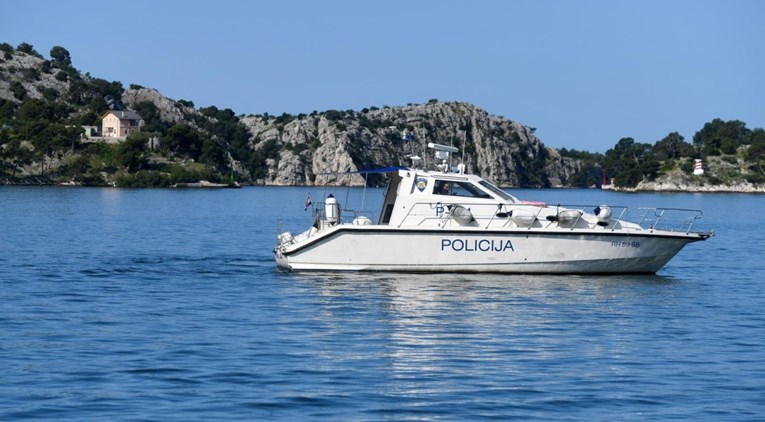Nijemac pokrenuo gumenjak uz obalu u Istri, propelerom teško ozlijedio dijete