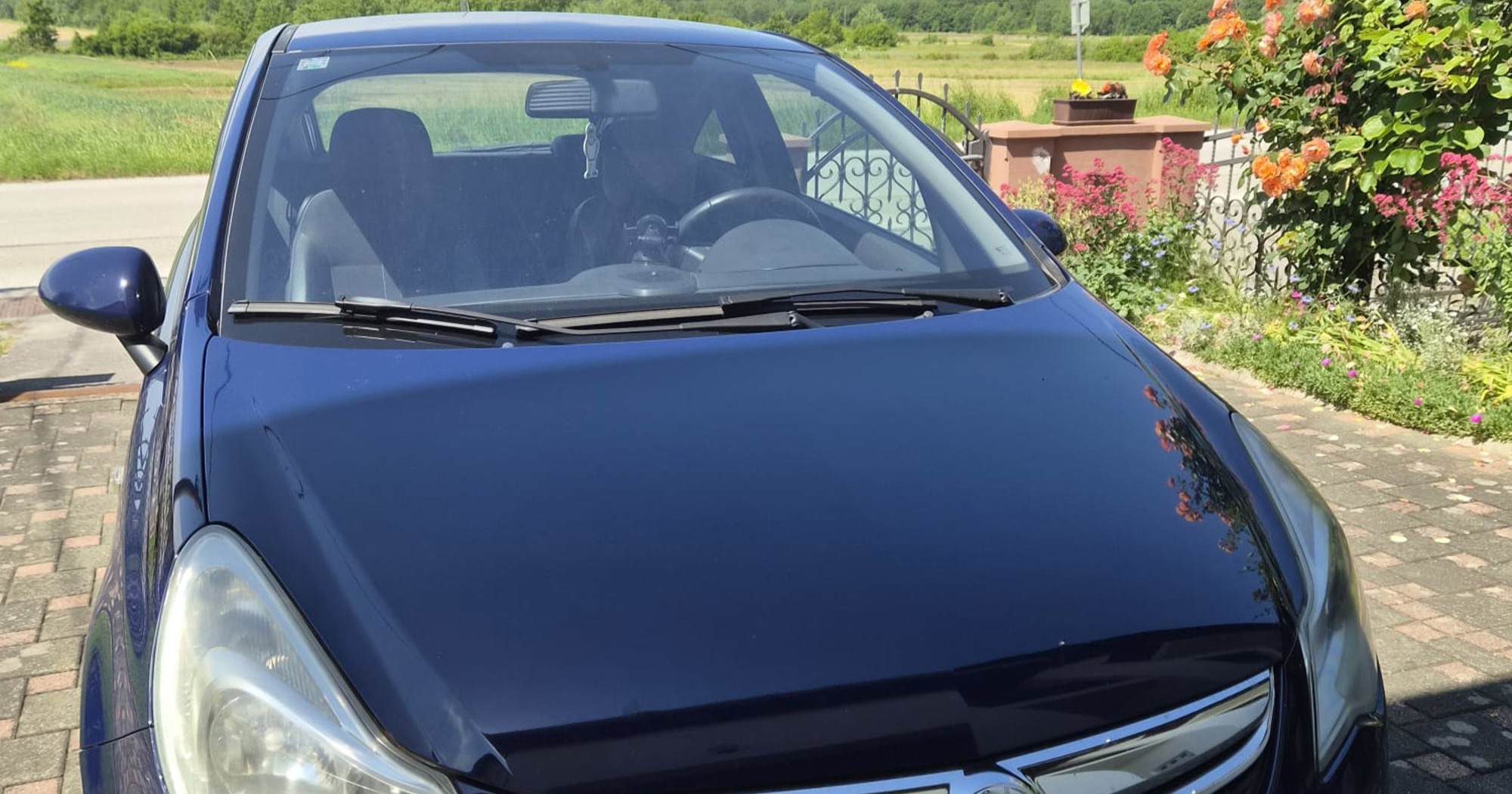 Prodaje se Opel Corsa za 3150 eura. Uz nju dolaze dva seta guma