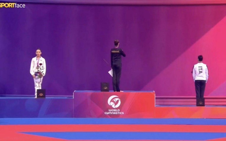 Ruska gimnastičarka na postolju okrenula leđa ukrajinskoj zastavi