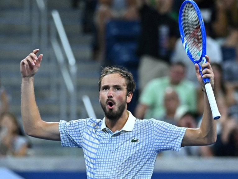 Evo koliko Medvedev mora platiti za simuliranje felacija i razbijanje reketa