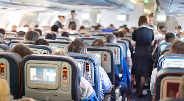 Avion iz Londona prisilno sletio u Zadar. Pijani Britanac rasistički vrijeđao ljude