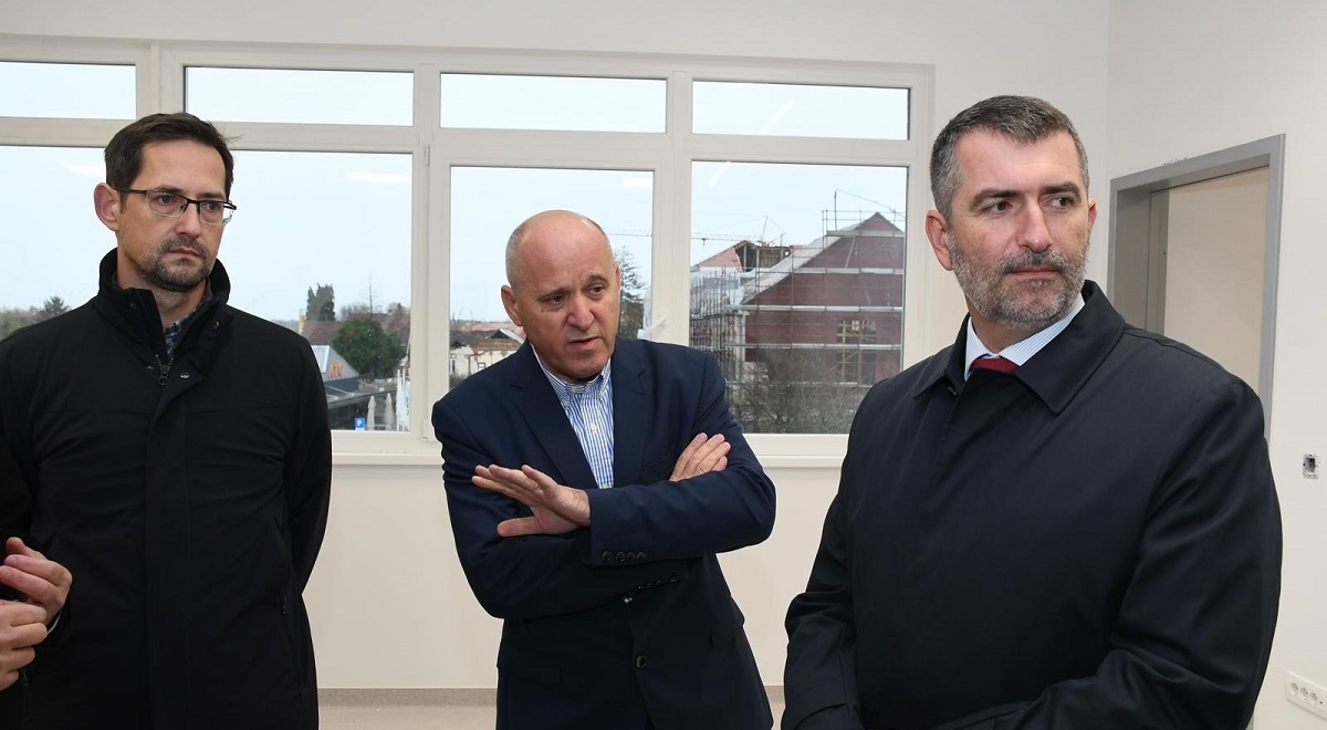 Ministar Bačić obišao radove na osnovnoj školi u Petrinji