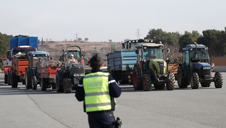 Francuski poljoprivrednici miču blokade i idu kući, ali nastavlja se prosvjed u EU