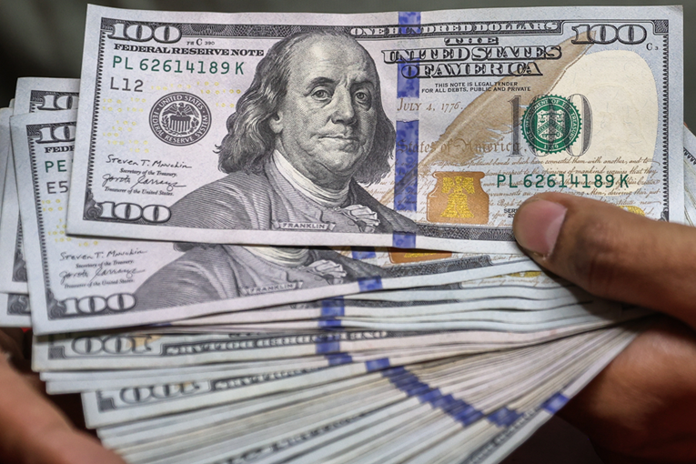 Najveći tjedni pad vrijednosti dolara još od lipnja