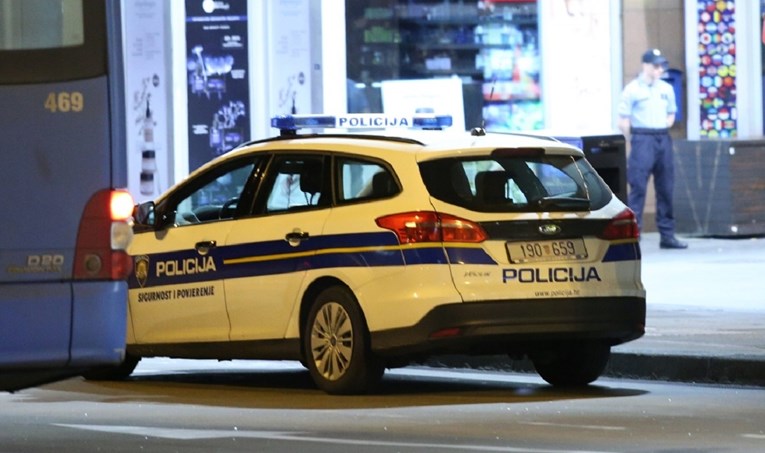 Pijan i zaražen koronom spavao u upaljenom Mercedesu na Držićevoj u Zagrebu