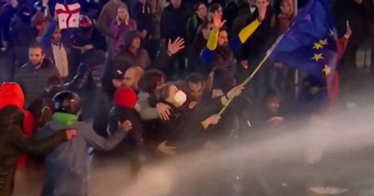 Viralna snimka iz Gruzije: Žena maše zastavom EU, ne smeta joj mlaz iz vodenog topa