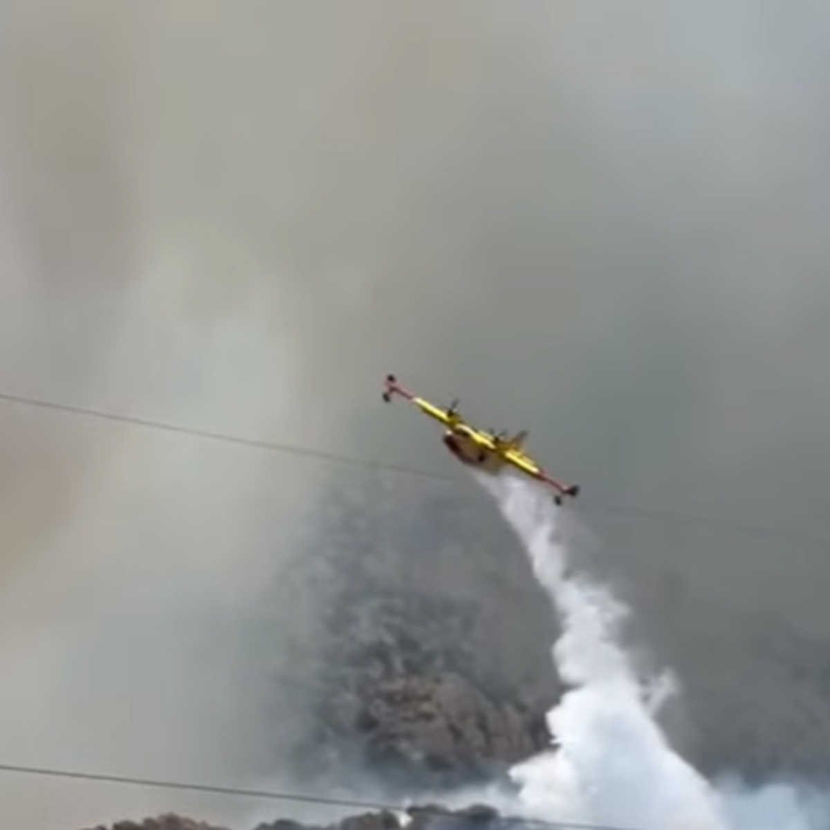 VIDEO Pilot kanadera zaštitio crkvicu Sv. Jure od požara u Kaštelima