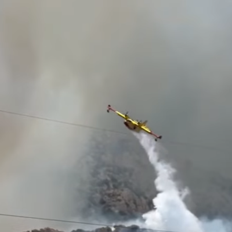 VIDEO Pilot kanadera zaštitio crkvicu Sv. Jure od požara u Kaštelima