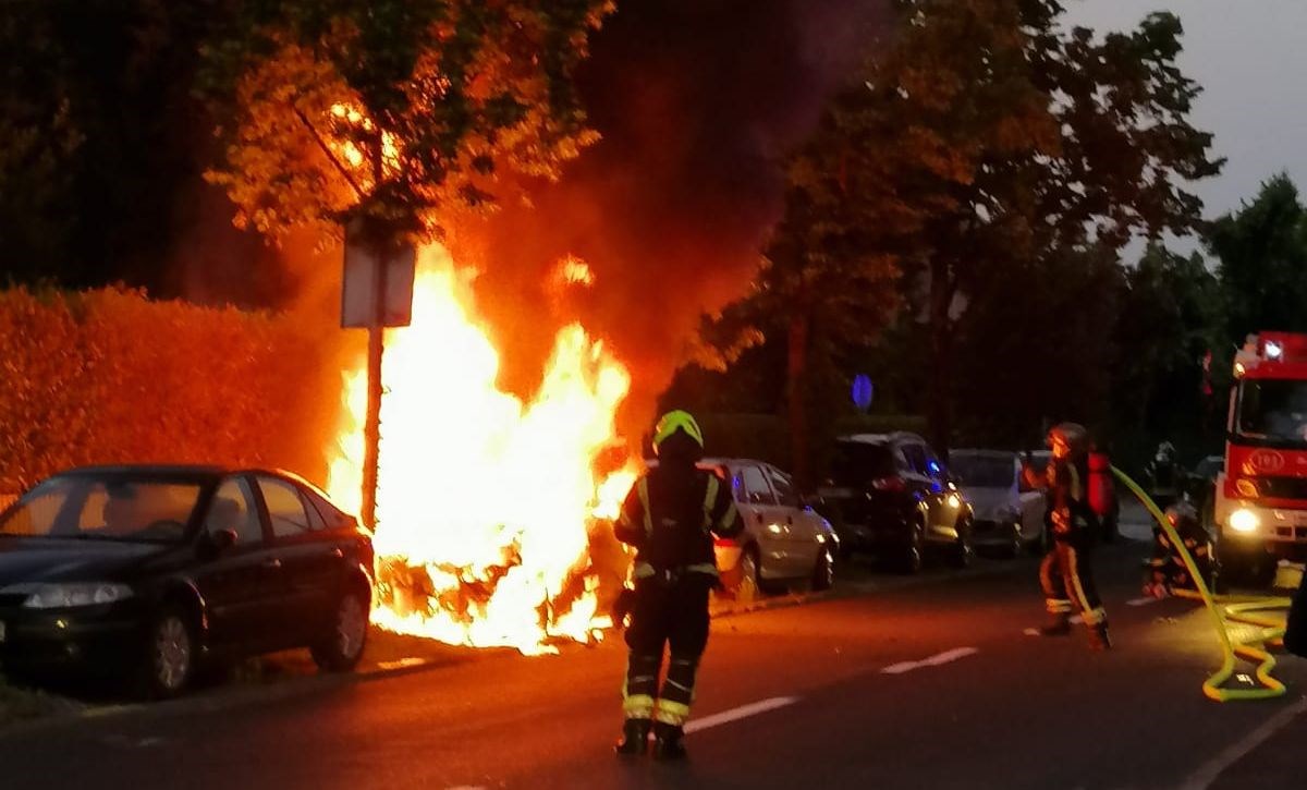 FOTO Zapalio se automobil u Zagrebu, vatrogasci ga gasili