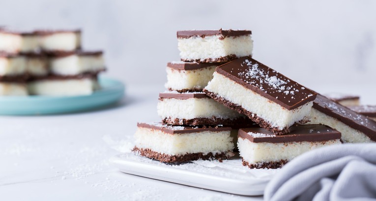 Recept za Bounty kocke, kolač od kokosa i čokolade koji se ne peče
