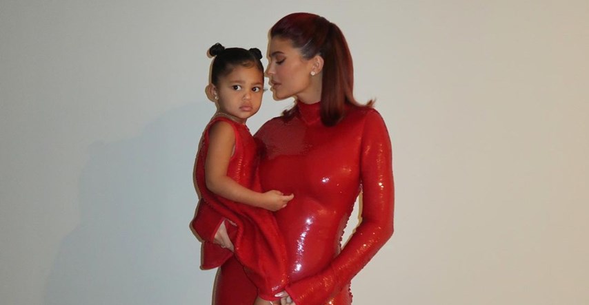 Kylie Jenner objavila nikad viđenu fotografiju kćerkice tjedan dana nakon rođenja