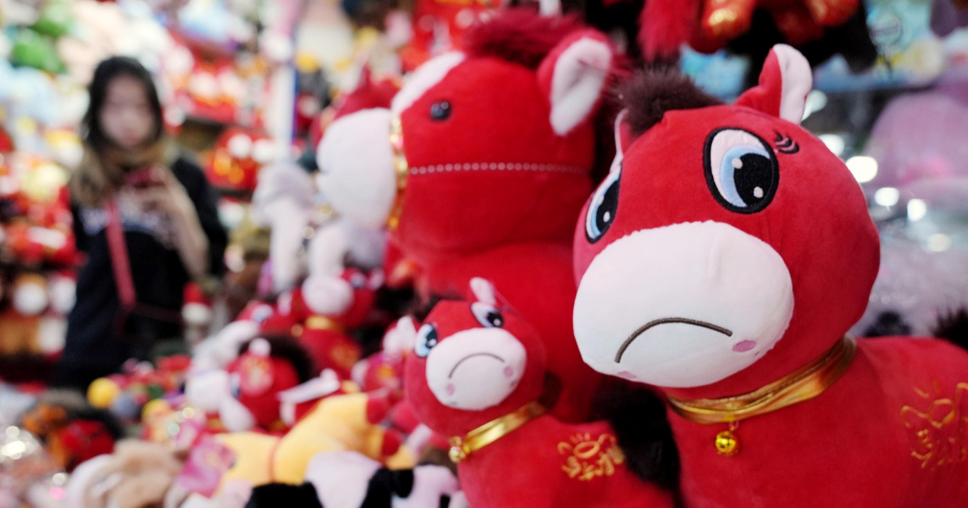 Tužni plišani konj postao hit u Kini: Zbog greške u proizvodnji nastala pomama