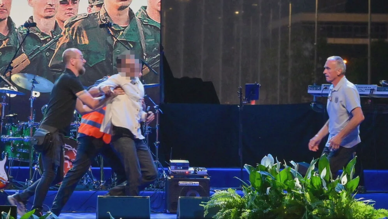 Amerikanac prekinuo koncert kod fontana, uhićen je. U prvom redu sjedio Plenković