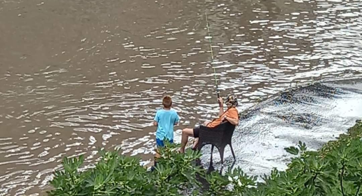 Nakon tuče u Dugom Selu pronašli način da oraspolože ljude - pecali nasred ulice