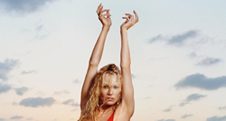 Pamela Anderson (55) pozirala u crvenom kupaćem kostimu kakav je nosila u Baywatchu