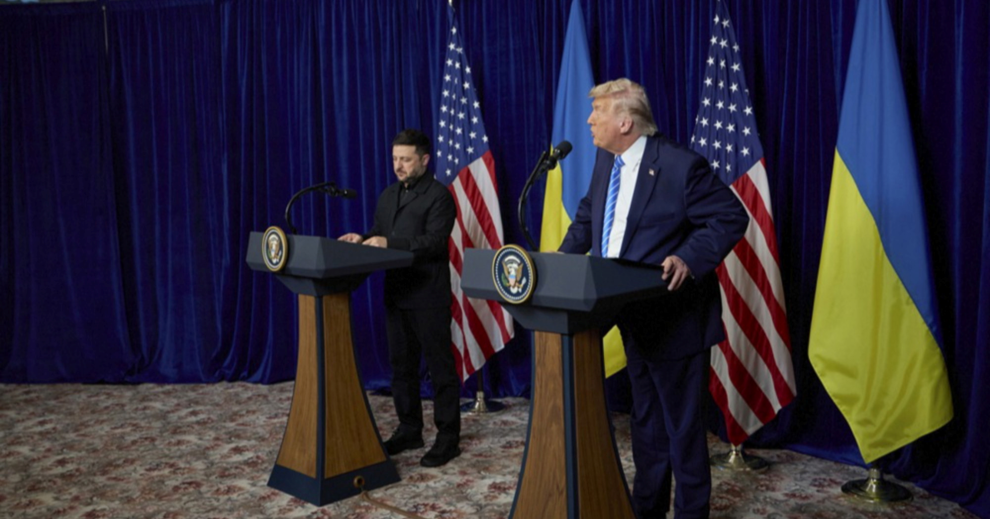 Jedan detalj s presice Trumpa i Zelenskog privukao pažnju. "Dogovoreno je 90% mira"