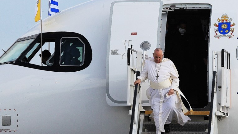 Papa Franjo posjetio Grčku, cilj mu je privući pozornost na položaj migranata