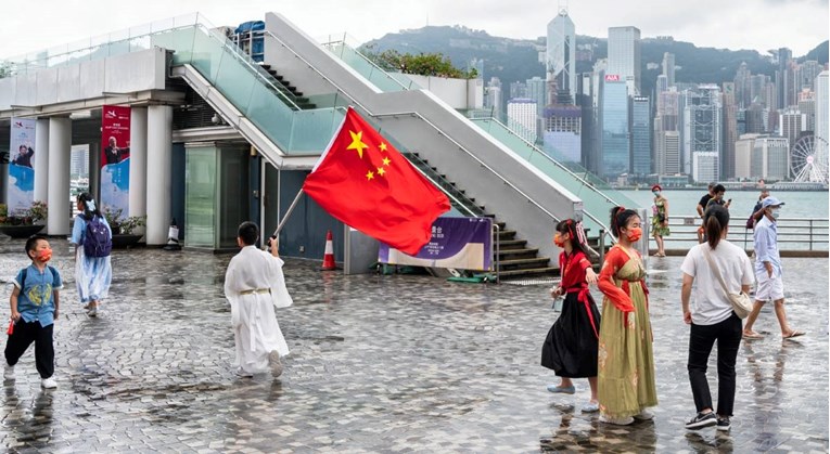 Žena u Hong Kongu mahala zastavom, završila u zatvoru: "Uvrijedila je kinesku himnu"