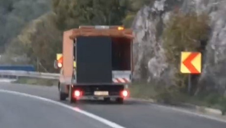 Ivan Šarić snimio kamion sa svjetlećom porukom u Rijeci: "Nemaju oni pojma"