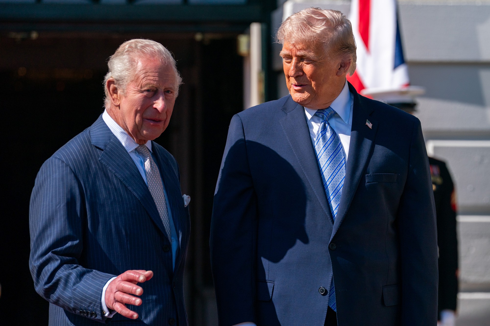 Čitačica s usana otkrila o čemu su razgovarali Trump i Charles, nije sve teklo glatko