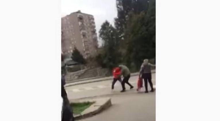 VIDEO U Zenici se muškarac i žena potukli zbog vreće brašna