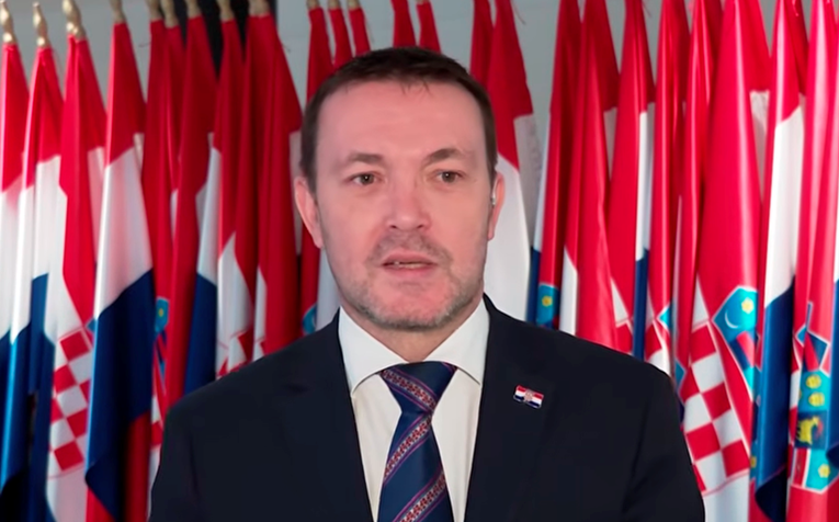 Bauk: Vlada je nelegalno postavila Ćacilend na Trgu