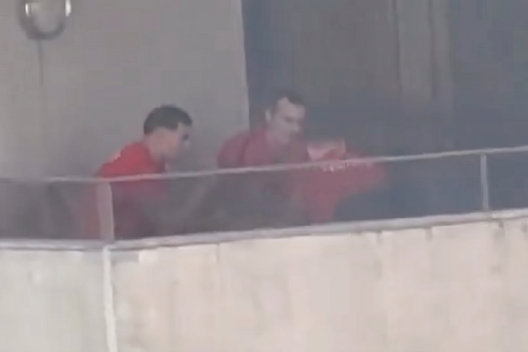 VIDEO Skandal na SP-u. Igrači uhvaćeni kako puše na balkonu, neki tvrde da je džoint