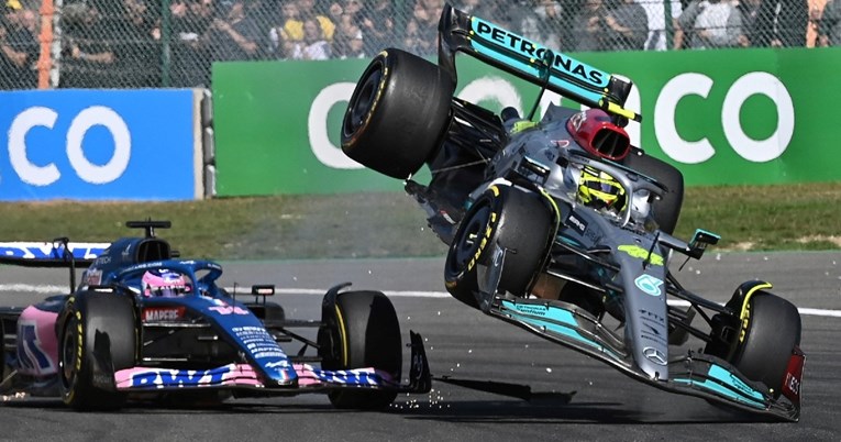 VIDEO Kaos na VN Belgije. Alonso sudarom izbacio Hamiltona iz utrke: "Kakav idiot!"