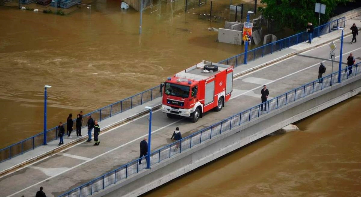 Vatrogasci i dalje na terenu, u Starom Brodu i Karlovcu na snazi izvanredno stanje