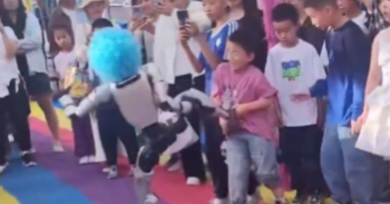 VIDEO Humanoidni robot u Kini šutnuo dijete u trbuh