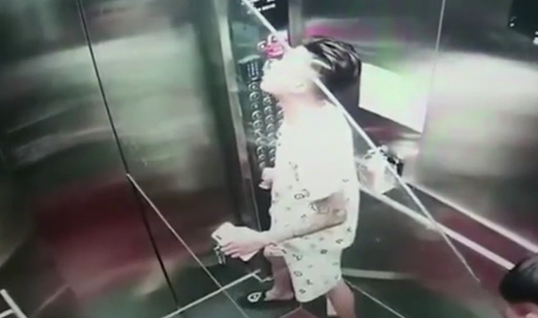 VIDEO Pokušavali u lift ugurati preveliko staklo, završilo je katastrofalno