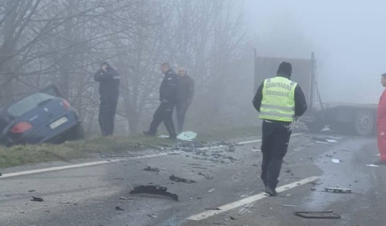 Troje mladih poginulo u teškoj nesreći u Srbiji. Frontalno se sudarili s kamionom