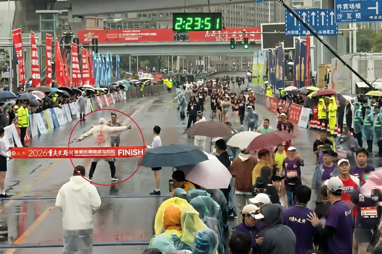 VIDEO Sudac sprječavao maratonca da prvi prođe kroz cilj. Savez ga kaznio