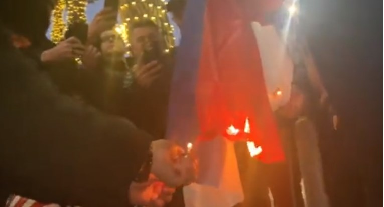 VIDEO U glavnom gradu Albanije pale srpske zastave, prosvjednik pao sa stupa
