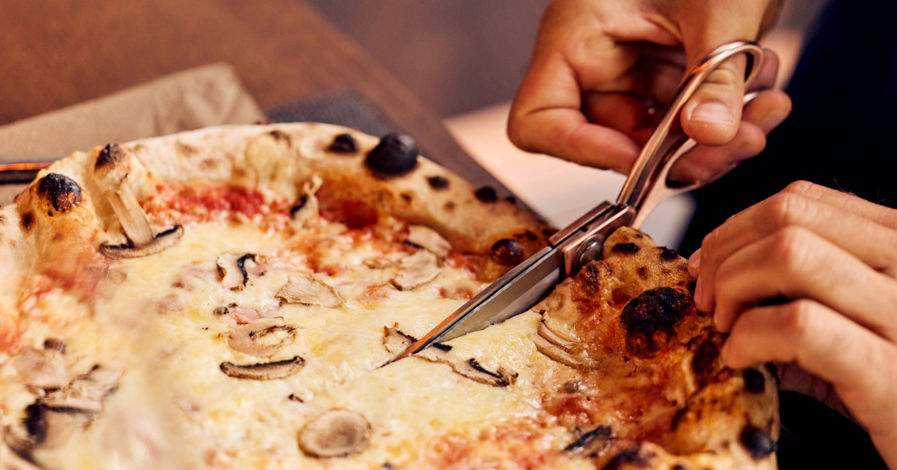 Talijani kažu da je ovo najbolji način rezanja pizze, ne trebaju vam ni rezač ni nož