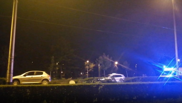 VIDEO Nesreća u Zagrebu, auto pokosio živicu i skoro završio na pruzi