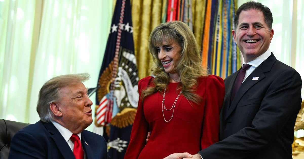 VIDEO Tko je žena iza Trumpa o kojoj bruje mreže? Neki misle da snimka nije stvarna