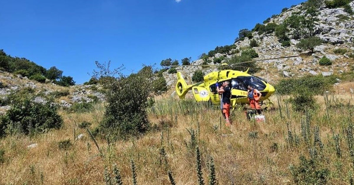 Hitna helikopterska služba i HGSS s Biokova spasili pacijenta sa slomljenim bedrom