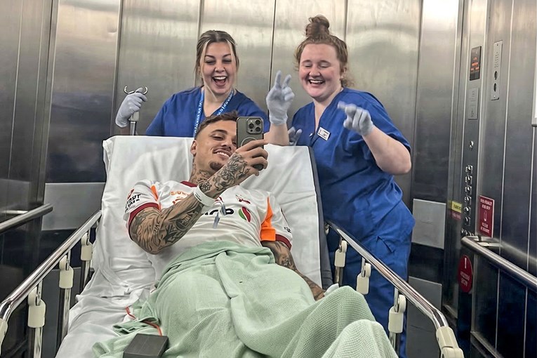 Teško ozlijeđen je iznesen s Anfielda. Jutro kasnije oglasio se nakon operacije