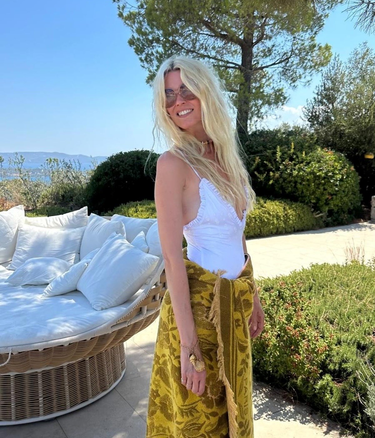 Claudia Schiffer slavila 55. rođendan u kupaćem kostimu koji naglašava dekolte
