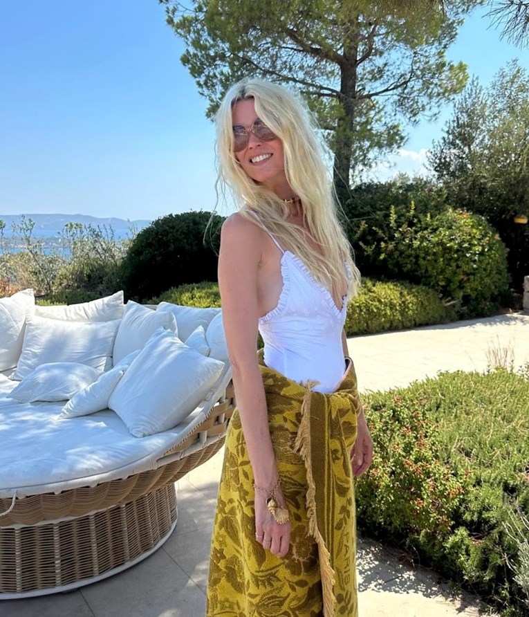 Claudia Schiffer slavila 55. rođendan u kupaćem kostimu koji naglašava dekolte