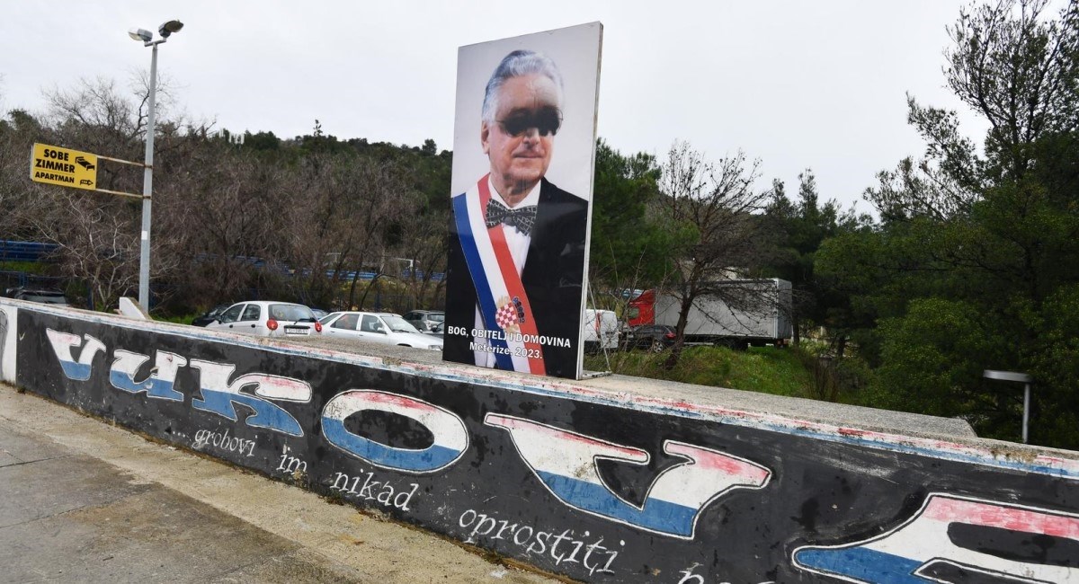 U Šibeniku sprejem išarali plakat Franje Tuđmana. Pogledajte fotografije